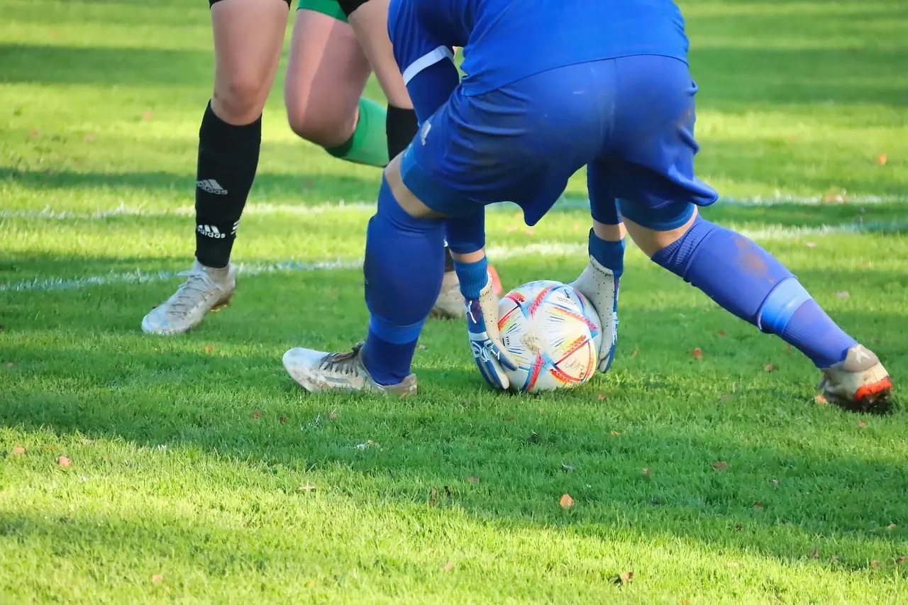 Drama, debutscoringer og sene udligninger – runde 6 i Primera B Metropolitana 2025 leverede af det hele