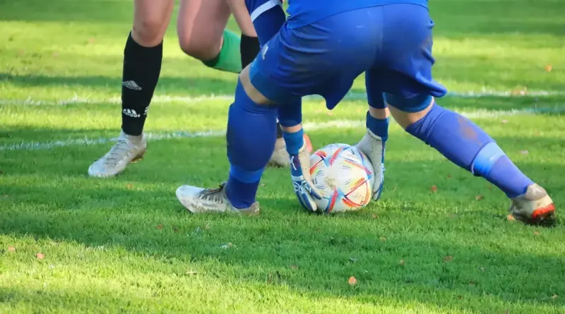 Drama, debutscoringer og sene udligninger – runde 6 i Primera B Metropolitana 2025 leverede af det hele