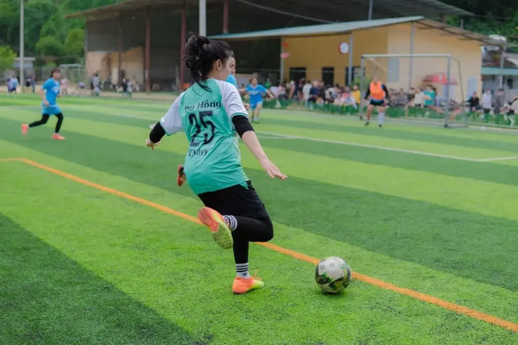 Smalle sejre, sene afgørelser og røde kort: Overblik over Primera Nacional 2026 – runde 11